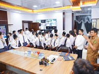 Puluhan Pelajar Sambangi Menantu Jokowi di Balai Kota