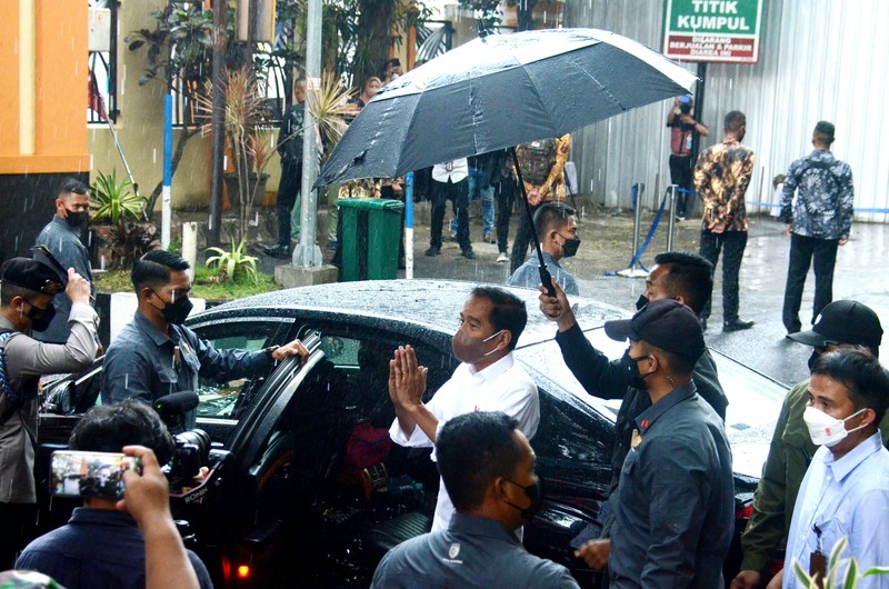 Indonesias President Joko Widodo (C) and Indonesia's Football Association of Indonesia (PSSI) chief Mochamad Iriawan (R) visit the Kanjuruhan stadium following a stampede that killed at least 131 people, in Malang, East Java on October 5, 2022. - Widodo said on October 5 that he would order an audit of all football stadiums in the country, vowing to find the 
