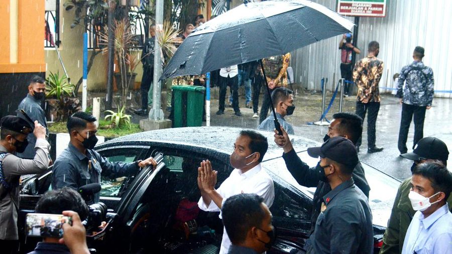Indonesias President Joko Widodo (C) and Indonesia's Football Association of Indonesia (PSSI) chief Mochamad Iriawan (R) visit the Kanjuruhan stadium following a stampede that killed at least 131 people, in Malang, East Java on October 5, 2022. - Widodo said on October 5 that he would order an audit of all football stadiums in the country, vowing to find the 