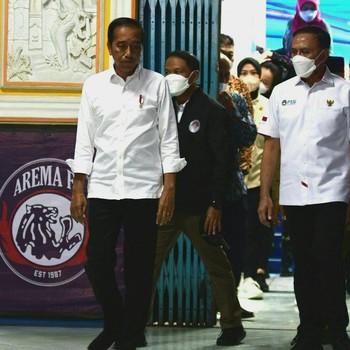 Gaya Jokowi Cek Stadion Kanjuruhan, Minta Audit Total!