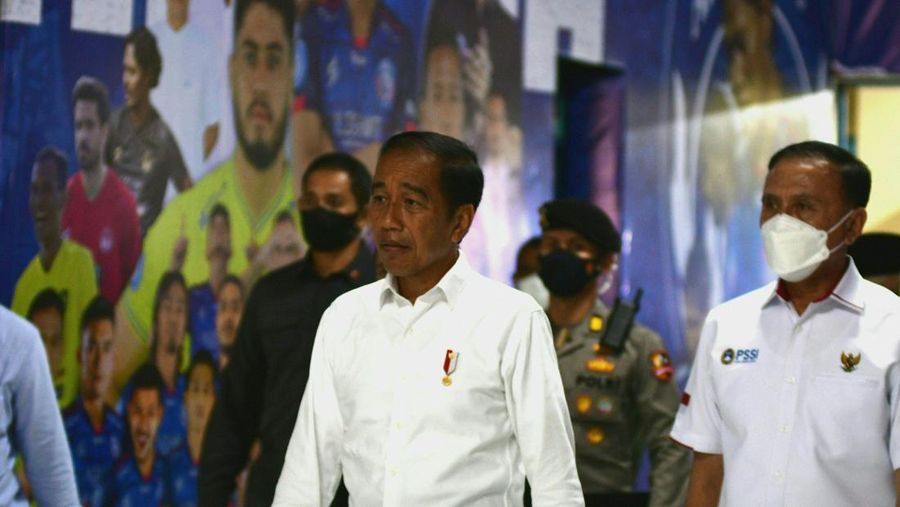 Indonesias President Joko Widodo (C) and Indonesia's Football Association of Indonesia (PSSI) chief Mochamad Iriawan (R) visit the Kanjuruhan stadium following a stampede that killed at least 131 people, in Malang, East Java on October 5, 2022. - Widodo said on October 5 that he would order an audit of all football stadiums in the country, vowing to find the 