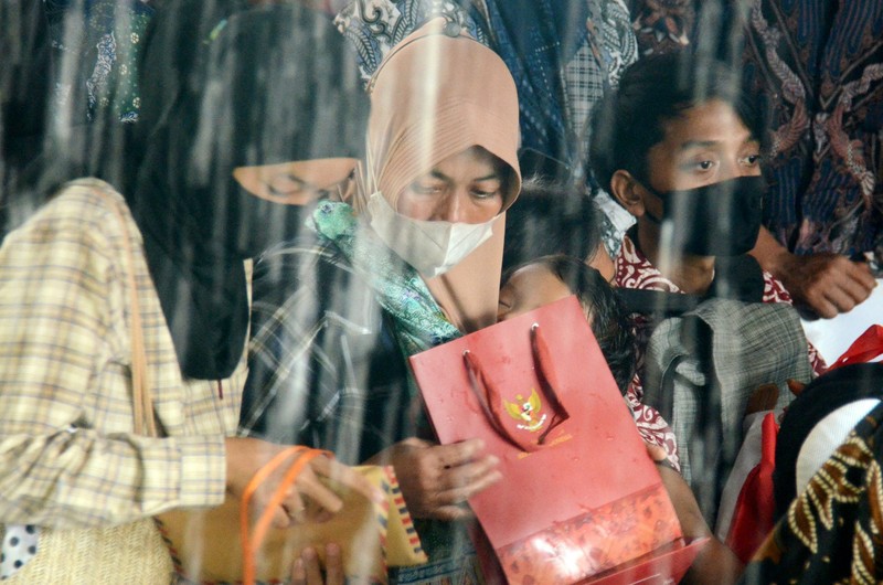 Indonesias President Joko Widodo (C) and Indonesia's Football Association of Indonesia (PSSI) chief Mochamad Iriawan (R) visit the Kanjuruhan stadium following a stampede that killed at least 131 people, in Malang, East Java on October 5, 2022. - Widodo said on October 5 that he would order an audit of all football stadiums in the country, vowing to find the 