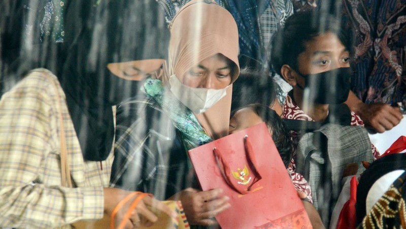 Indonesias President Joko Widodo (C) and Indonesia's Football Association of Indonesia (PSSI) chief Mochamad Iriawan (R) visit the Kanjuruhan stadium following a stampede that killed at least 131 people, in Malang, East Java on October 5, 2022. - Widodo said on October 5 that he would order an audit of all football stadiums in the country, vowing to find the 