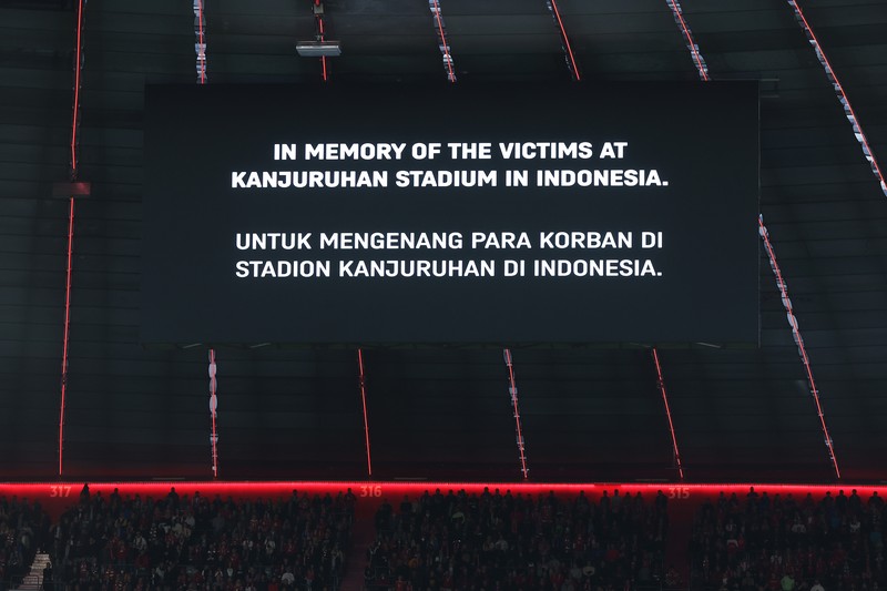 MUNICH, GERMANY - OCTOBER 04: Players, staff, officials and fans take part in a moment of silence in memory of the victims of the tragic events at Kanjuruhan Stadium in Indonesia prior to the UEFA Champions League group C match between FC Bayern München and Viktoria Plzen at Allianz Arena on October 04, 2022 in Munich, Germany. (Photo by Adam Pretty/Getty Images)