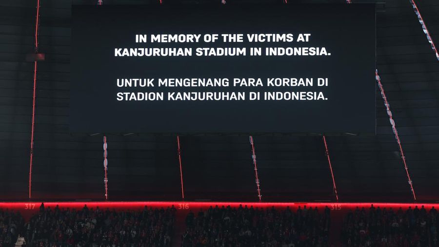 MUNICH, GERMANY - OCTOBER 04: Players, staff, officials and fans take part in a moment of silence in memory of the victims of the tragic events at Kanjuruhan Stadium in Indonesia prior to the UEFA Champions League group C match between FC Bayern München and Viktoria Plzen at Allianz Arena on October 04, 2022 in Munich, Germany. (Photo by Adam Pretty/Getty Images)