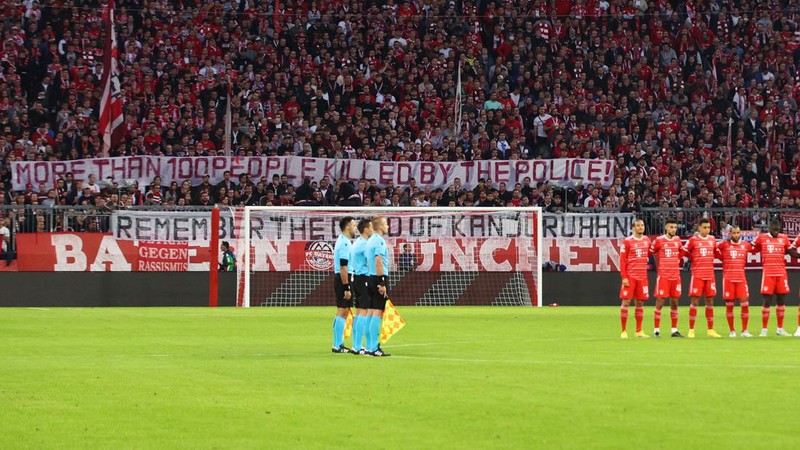 MUNICH, GERMANY - OCTOBER 04: Players, staff, officials and fans take part in a moment of silence in memory of the victims of the tragic events at Kanjuruhan Stadium in Indonesia prior to the UEFA Champions League group C match between FC Bayern München and Viktoria Plzen at Allianz Arena on October 04, 2022 in Munich, Germany. (Photo by Adam Pretty/Getty Images)
