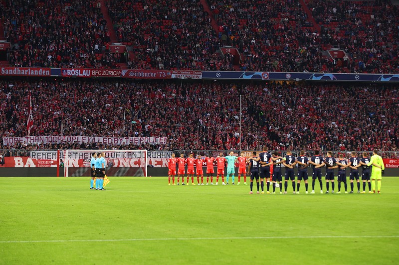MUNICH, GERMANY - OCTOBER 04: Players, staff, officials and fans take part in a moment of silence in memory of the victims of the tragic events at Kanjuruhan Stadium in Indonesia prior to the UEFA Champions League group C match between FC Bayern München and Viktoria Plzen at Allianz Arena on October 04, 2022 in Munich, Germany. (Photo by Adam Pretty/Getty Images)