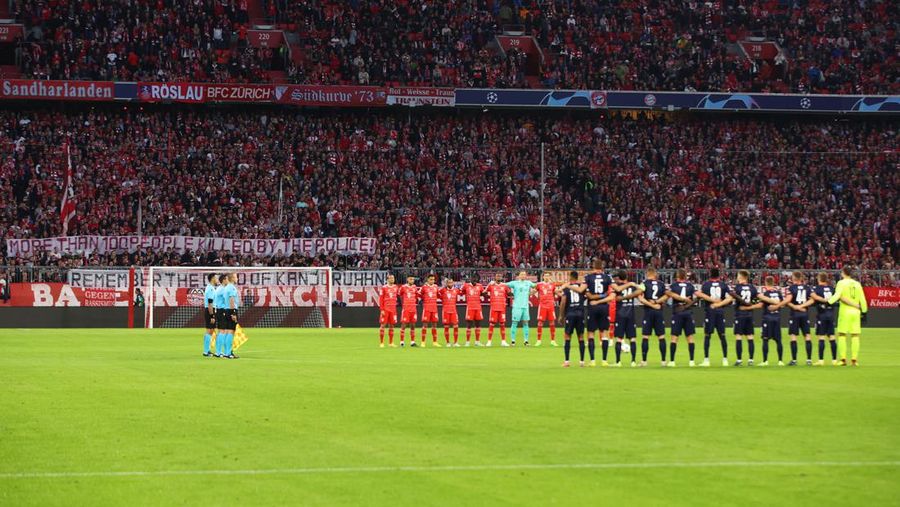 MUNICH, GERMANY - OCTOBER 04: Players, staff, officials and fans take part in a moment of silence in memory of the victims of the tragic events at Kanjuruhan Stadium in Indonesia prior to the UEFA Champions League group C match between FC Bayern München and Viktoria Plzen at Allianz Arena on October 04, 2022 in Munich, Germany. (Photo by Adam Pretty/Getty Images)