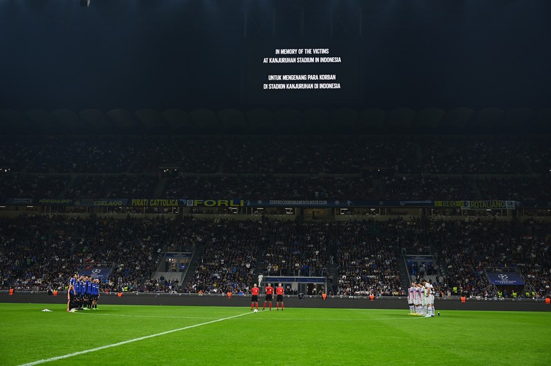 1430405360 MUNICH, GERMANY - OCTOBER 04: Players, staff, officials and fans take part in a moment of silence in memory of the victims of the tragic events at Kanjuruhan Stadium in Indonesia prior to the UEFA Champions League group C match between FC Bayern München and Viktoria Plzen at Allianz Arena on October 04, 2022 in Munich, Germany. (Photo by Adam Pretty/Getty Images)