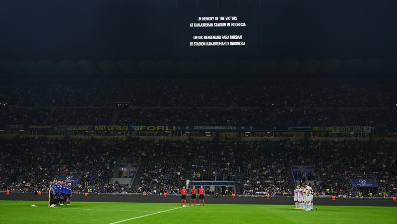 MUNICH, GERMANY - OCTOBER 04: Players, staff, officials and fans take part in a moment of silence in memory of the victims of the tragic events at Kanjuruhan Stadium in Indonesia prior to the UEFA Champions League group C match between FC Bayern München and Viktoria Plzen at Allianz Arena on October 04, 2022 in Munich, Germany. (Photo by Adam Pretty/Getty Images)