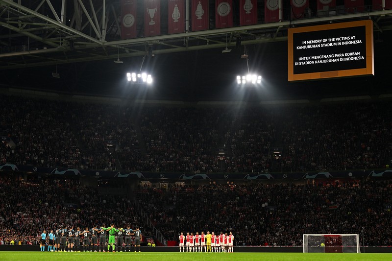 MUNICH, GERMANY - OCTOBER 04: Players, staff, officials and fans take part in a moment of silence in memory of the victims of the tragic events at Kanjuruhan Stadium in Indonesia prior to the UEFA Champions League group C match between FC Bayern München and Viktoria Plzen at Allianz Arena on October 04, 2022 in Munich, Germany. (Photo by Adam Pretty/Getty Images)
