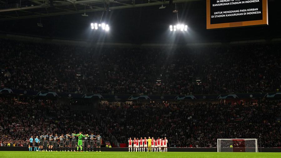 MUNICH, GERMANY - OCTOBER 04: Players, staff, officials and fans take part in a moment of silence in memory of the victims of the tragic events at Kanjuruhan Stadium in Indonesia prior to the UEFA Champions League group C match between FC Bayern München and Viktoria Plzen at Allianz Arena on October 04, 2022 in Munich, Germany. (Photo by Adam Pretty/Getty Images)