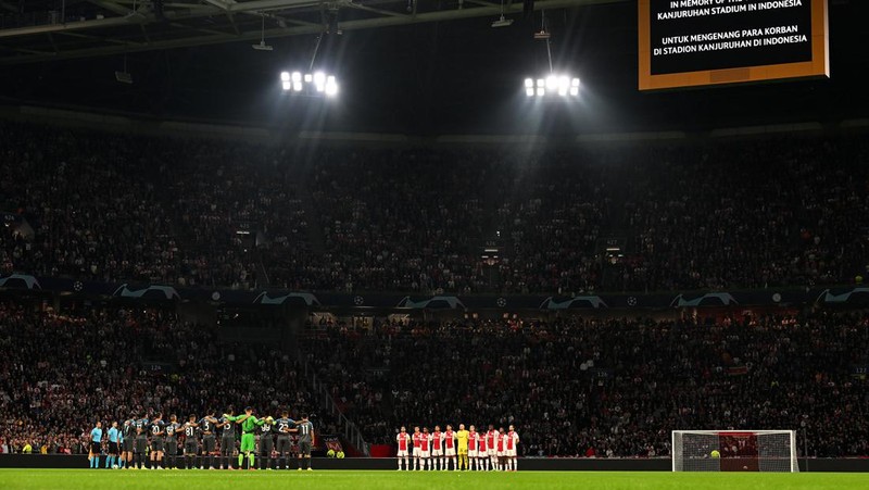 MUNICH, GERMANY - OCTOBER 04: Players, staff, officials and fans take part in a moment of silence in memory of the victims of the tragic events at Kanjuruhan Stadium in Indonesia prior to the UEFA Champions League group C match between FC Bayern München and Viktoria Plzen at Allianz Arena on October 04, 2022 in Munich, Germany. (Photo by Adam Pretty/Getty Images)