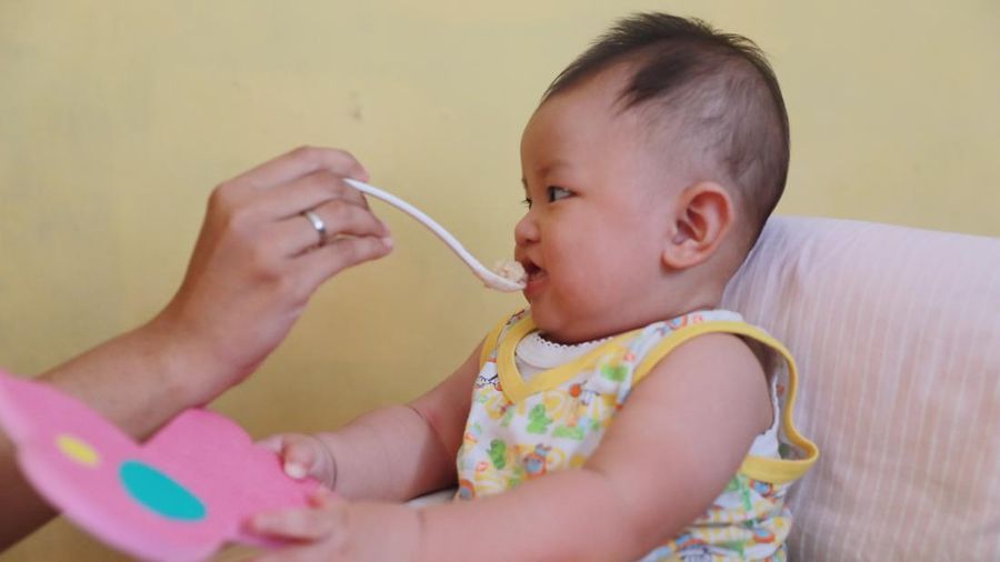 Ilustrasi Anak Makan di Bangku