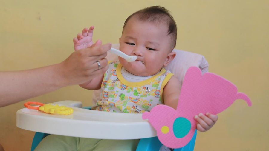 Ilustrasi Bayi Makan di Bangku