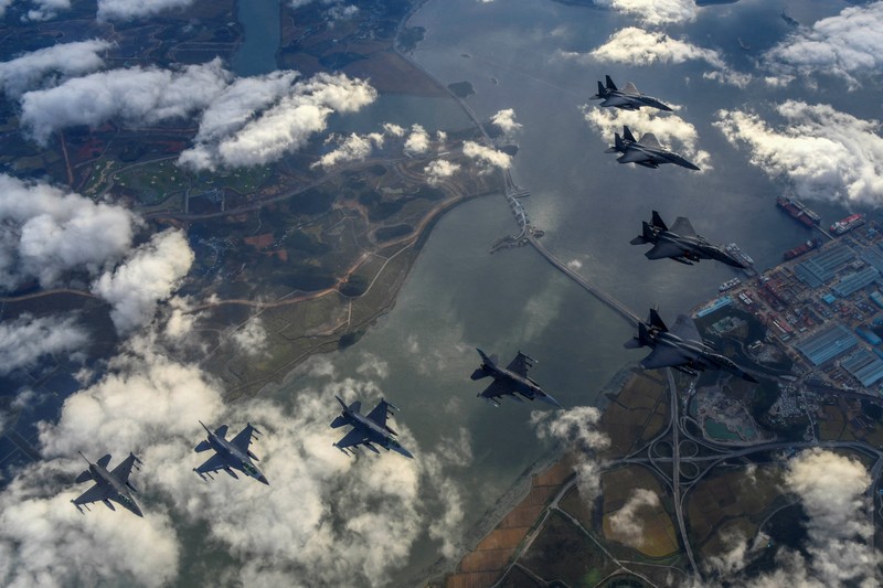 NORTHKOREA-MISSILES/ A surface-to-surface missile is fired into the sea off the east coast in this handout picture provided by the Defense Ministry, South Korea, October 5, 2022. South Korean Defense Ministry/Handout via REUTERS ATTENTION EDITORS - THIS IMAGE HAS BEEN SUPPLIED BY A THIRD PARTY.