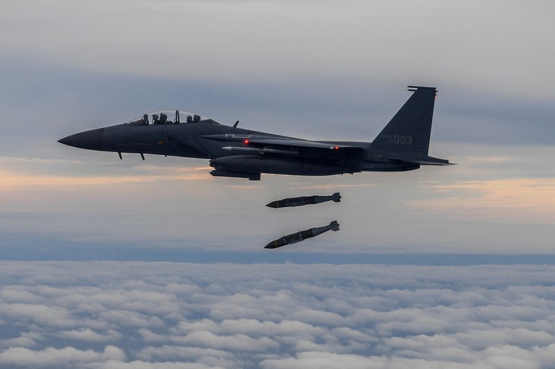 NORTHKOREA-MISSILES/ A surface-to-surface missile is fired into the sea off the east coast in this handout picture provided by the Defense Ministry, South Korea, October 5, 2022. South Korean Defense Ministry/Handout via REUTERS ATTENTION EDITORS - THIS IMAGE HAS BEEN SUPPLIED BY A THIRD PARTY.