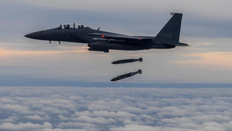 A South Korean Air Force F-15K fighter jet takes part in a joint bombing drill with U.S. in this handout picture provided by the Defense Ministry, South Korea, October 4, 2022. South Korean Defense Ministry/Yonhap via REUTERS   ATTENTION EDITORS - THIS IMAGE HAS BEEN SUPPLIED BY A THIRD PARTY. NO RESALES. NO ARCHIVE.     TPX IMAGES OF THE DAY