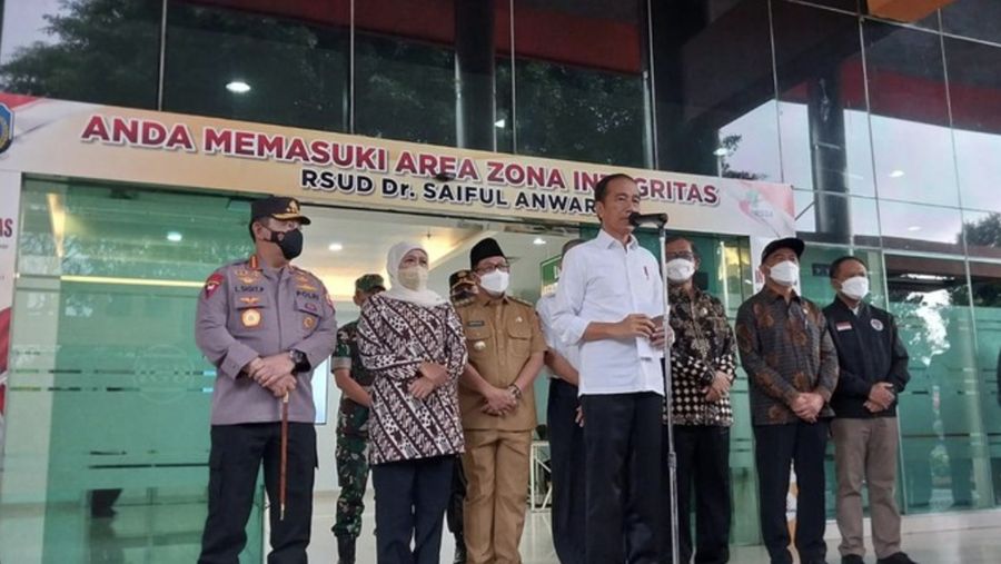 Presiden Joko Widodo menjenguk pasien luka korban saat tragedi Kanjuruhan di Rumah Sakit Saiful Anwar (RSSA) Malang. (Detikcom/M Bagus Ibrahim)