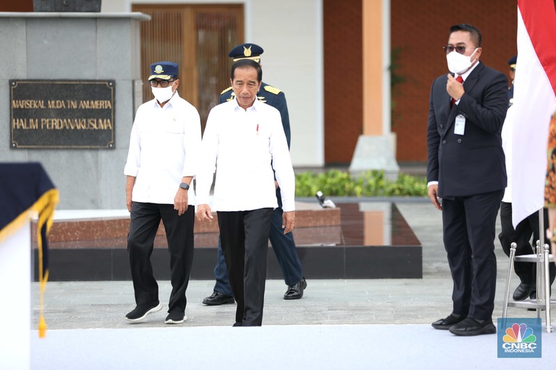 Presiden Joko Widodo meresmikan revitalisasi fasilitas di Pangkalan Tentara Nasional Indonesia Angkatan Udara (Lanud)/Bandar Udara (Bandara) Halim Perdanakusuma Jakarta, Rabu (5/10/2022).  (CNBC Indonesia/Tri Susilo)