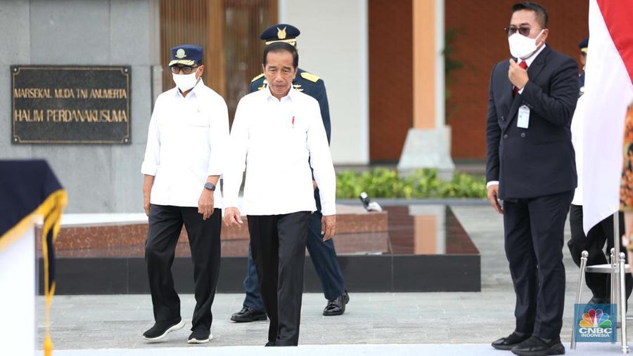 Presiden Joko Widodo meresmikan revitalisasi fasilitas di Pangkalan Tentara Nasional Indonesia Angkatan Udara (Lanud)/Bandar Udara (Bandara) Halim Perdanakusuma Jakarta, Rabu (5/10/2022).  (CNBC Indonesia/Tri Susilo)