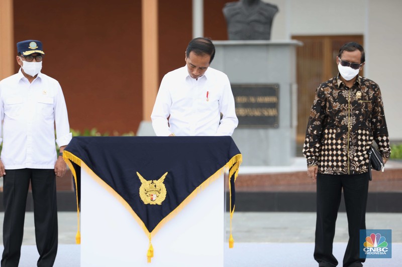 Presiden Joko Widodo meresmikan revitalisasi fasilitas di Pangkalan Tentara Nasional Indonesia Angkatan Udara (Lanud)/Bandar Udara (Bandara) Halim Perdanakusuma Jakarta, Rabu (5/10/2022).  (CNBC Indonesia/Tri Susilo)