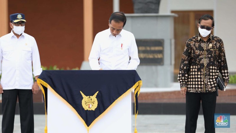 Presiden Joko Widodo meresmikan revitalisasi fasilitas di Pangkalan Tentara Nasional Indonesia Angkatan Udara (Lanud)/Bandar Udara (Bandara) Halim Perdanakusuma Jakarta, Rabu (5/10/2022).  (CNBC Indonesia/Tri Susilo)
