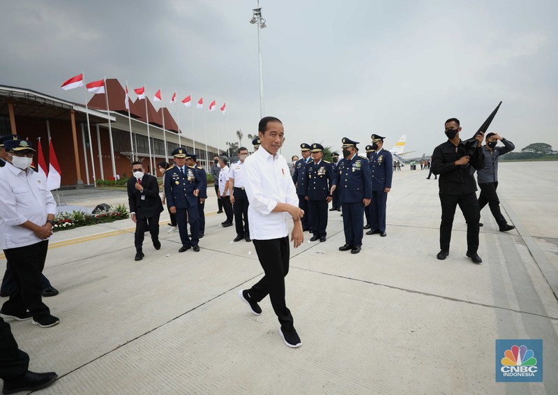 Presiden Joko Widodo meresmikan revitalisasi fasilitas di Pangkalan Tentara Nasional Indonesia Angkatan Udara (Lanud)/Bandar Udara (Bandara) Halim Perdanakusuma Jakarta, Rabu (5/10/2022). (CNBC Indonesia/Tri Susilo) Presiden Joko Widodo meresmikan revitalisasi fasilitas di Pangkalan Tentara Nasional Indonesia Angkatan Udara (Lanud)/Bandar Udara (Bandara) Halim Perdanakusuma Jakarta, Rabu (5/10/2022). (CNBC Indonesia/Tri Susilo)