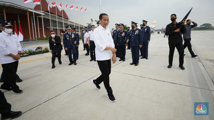 Presiden Joko Widodo meresmikan revitalisasi fasilitas di Pangkalan Tentara Nasional Indonesia Angkatan Udara (Lanud)/Bandar Udara (Bandara) Halim Perdanakusuma Jakarta, Rabu (5/10/2022).  (CNBC Indonesia/Tri Susilo)