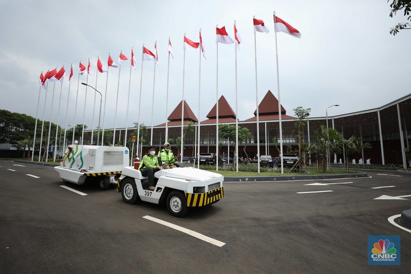 Presiden Joko Widodo meresmikan revitalisasi fasilitas di Pangkalan Tentara Nasional Indonesia Angkatan Udara (Lanud)/Bandar Udara (Bandara) Halim Perdanakusuma Jakarta, Rabu (5/10/2022).  (CNBC Indonesia/Tri Susilo)