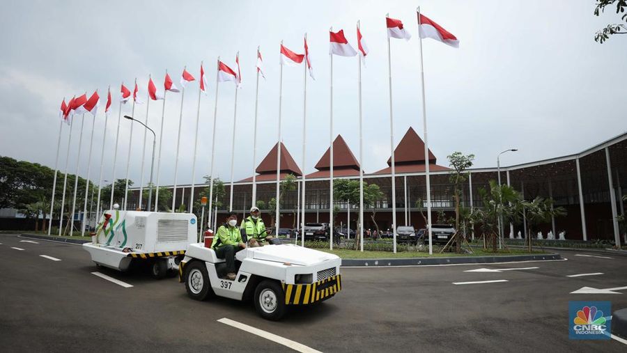 Presiden Joko Widodo meresmikan revitalisasi fasilitas di Pangkalan Tentara Nasional Indonesia Angkatan Udara (Lanud)/Bandar Udara (Bandara) Halim Perdanakusuma Jakarta, Rabu (5/10/2022).  (CNBC Indonesia/Tri Susilo)