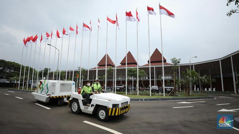 Presiden Joko Widodo meresmikan revitalisasi fasilitas di Pangkalan Tentara Nasional Indonesia Angkatan Udara (Lanud)/Bandar Udara (Bandara) Halim Perdanakusuma Jakarta, Rabu (5/10/2022).  (CNBC Indonesia/Tri Susilo)