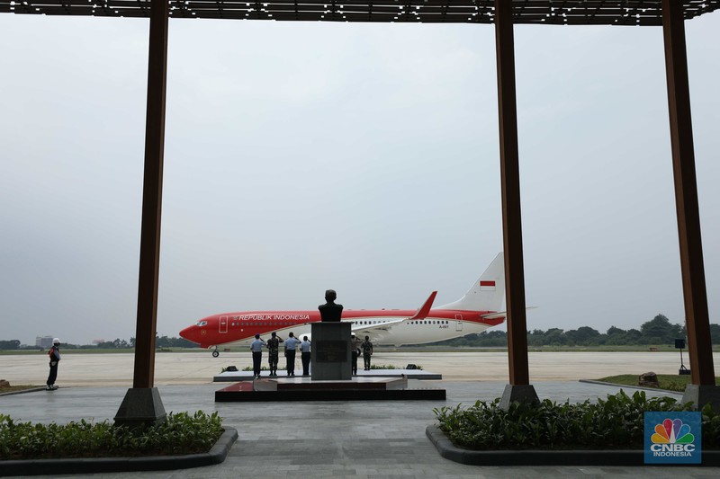 Presiden Joko Widodo meresmikan revitalisasi fasilitas di Pangkalan Tentara Nasional Indonesia Angkatan Udara (Lanud)/Bandar Udara (Bandara) Halim Perdanakusuma Jakarta, Rabu (5/10/2022). (CNBC Indonesia/Tri Susilo) Presiden Joko Widodo meresmikan revitalisasi fasilitas di Pangkalan Tentara Nasional Indonesia Angkatan Udara (Lanud)/Bandar Udara (Bandara) Halim Perdanakusuma Jakarta, Rabu (5/10/2022). (CNBC Indonesia/Tri Susilo)