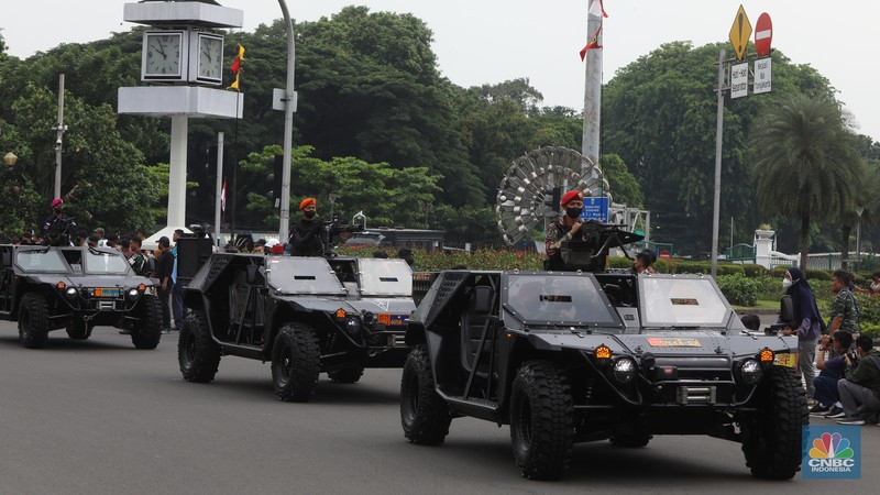 Sejumlah prajurit TNI melakukan defile saat memeriahkan HUT ke-77 TNI di kawasan Medan Merdeka Barat, Rabu (5/10/2022). Defile pasukan dan alat utama sistem senjata (alutsista) memeriahkan peringatan HUT ke-77 TNI. (CNBC Indonesia/Andrean Kristianto)