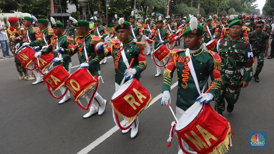Sejumlah prajurit TNI melakukan defile saat memeriahkan HUT ke-77 TNI di kawasan Medan Merdeka Barat, Rabu (5/10/2022). Defile pasukan dan alat utama sistem senjata (alutsista) memeriahkan peringatan HUT ke-77 TNI. (CNBC Indonesia/Andrean Kristianto)