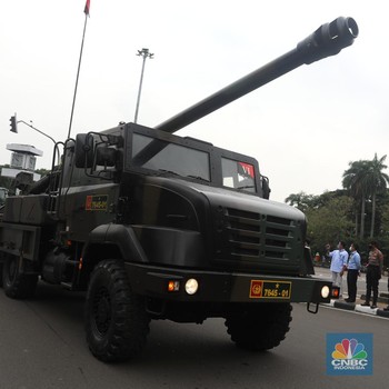 Warga Happy, Ramai Selfie dengan Tank-Tank TNI
