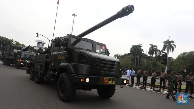 Sejumlah prajurit TNI melakukan defile saat memeriahkan HUT ke-77 TNI di kawasan Medan Merdeka Barat, Rabu (5/10/2022). Defile pasukan dan alat utama sistem senjata (alutsista) memeriahkan peringatan HUT ke-77 TNI. (CNBC Indonesia/Andrean Kristianto)