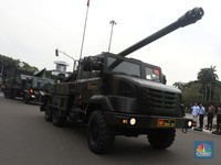 Warga Happy, Ramai Selfie dengan Tank-Tank TNI