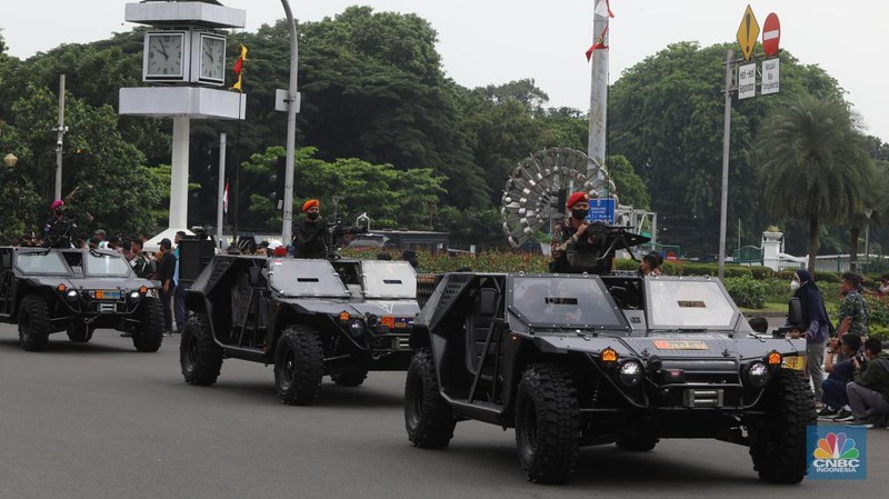 Sejumlah prajurit TNI melakukan defile saat memeriahkan HUT ke-77 TNI di kawasan Medan Merdeka Barat, Rabu (5/10/2022). Defile pasukan dan alat utama sistem senjata (alutsista) memeriahkan peringatan HUT ke-77 TNI. (CNBC Indonesia/Andrean Kristianto)