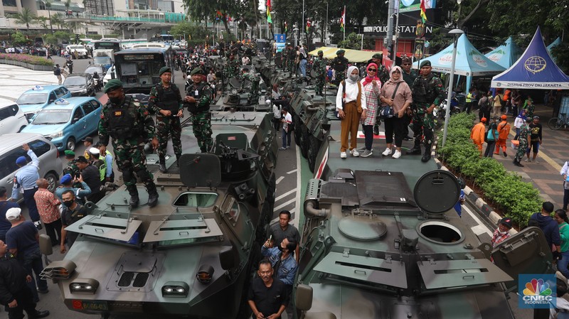 Sejumlah prajurit TNI melakukan defile saat memeriahkan HUT ke-77 TNI di kawasan Medan Merdeka Barat, Rabu (5/10/2022). Defile pasukan dan alat utama sistem senjata (alutsista) memeriahkan peringatan HUT ke-77 TNI. (CNBC Indonesia/Andrean Kristianto)
