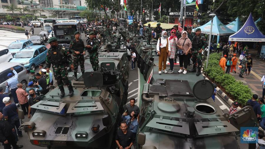 Sejumlah prajurit TNI melakukan defile saat memeriahkan HUT ke-77 TNI di kawasan Medan Merdeka Barat, Rabu (5/10/2022). Defile pasukan dan alat utama sistem senjata (alutsista) memeriahkan peringatan HUT ke-77 TNI. (CNBC Indonesia/Andrean Kristianto)