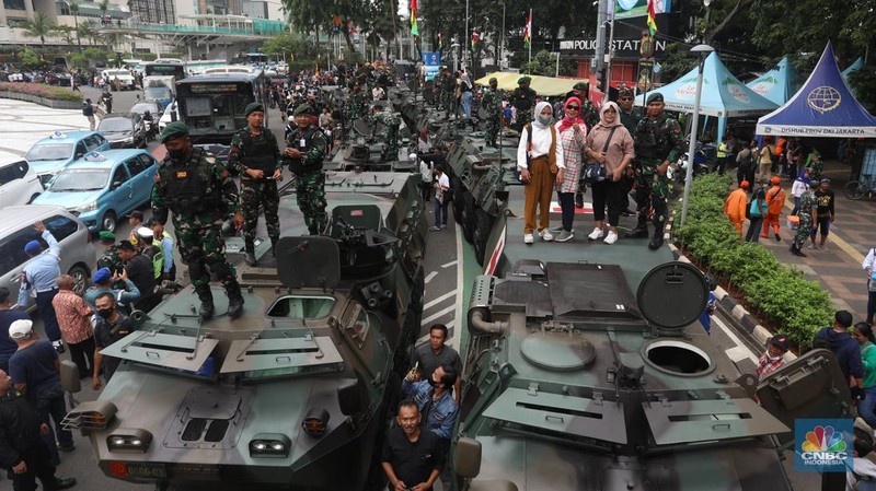 Sejumlah prajurit TNI melakukan defile saat memeriahkan HUT ke-77 TNI di kawasan Medan Merdeka Barat, Rabu (5/10/2022). Defile pasukan dan alat utama sistem senjata (alutsista) memeriahkan peringatan HUT ke-77 TNI. (CNBC Indonesia/Andrean Kristianto)