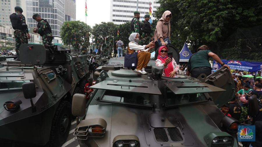 Sejumlah prajurit TNI melakukan defile saat memeriahkan HUT ke-77 TNI di kawasan Medan Merdeka Barat, Rabu (5/10/2022). Defile pasukan dan alat utama sistem senjata (alutsista) memeriahkan peringatan HUT ke-77 TNI. (CNBC Indonesia/Andrean Kristianto)