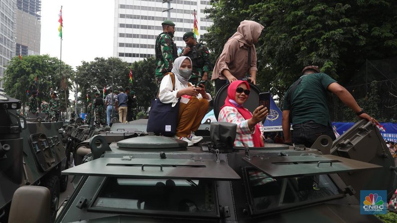 Sejumlah prajurit TNI melakukan defile saat memeriahkan HUT ke-77 TNI di kawasan Medan Merdeka Barat, Rabu (5/10/2022). Defile pasukan dan alat utama sistem senjata (alutsista) memeriahkan peringatan HUT ke-77 TNI. (CNBC Indonesia/Andrean Kristianto)