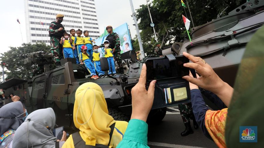 Sejumlah prajurit TNI melakukan defile saat memeriahkan HUT ke-77 TNI di kawasan Medan Merdeka Barat, Rabu (5/10/2022). Defile pasukan dan alat utama sistem senjata (alutsista) memeriahkan peringatan HUT ke-77 TNI. (CNBC Indonesia/Andrean Kristianto)