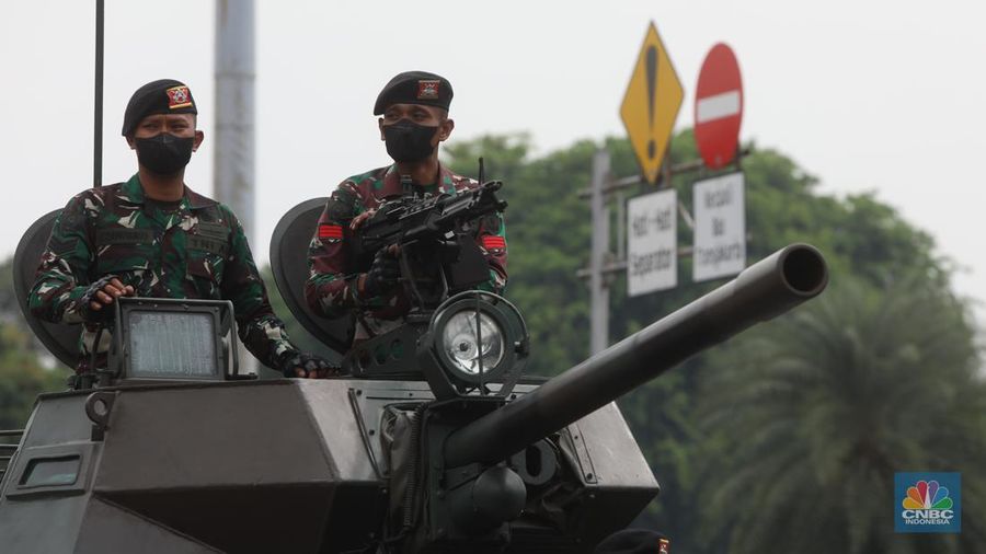 Sejumlah prajurit TNI melakukan defile saat memeriahkan HUT ke-77 TNI di kawasan Medan Merdeka Barat, Rabu (5/10/2022). Defile pasukan dan alat utama sistem senjata (alutsista) memeriahkan peringatan HUT ke-77 TNI. (CNBC Indonesia/Andrean Kristianto)