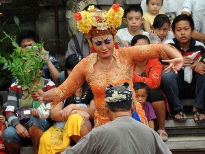 Viral Pengibing Lecehkan Penari Bumbung
