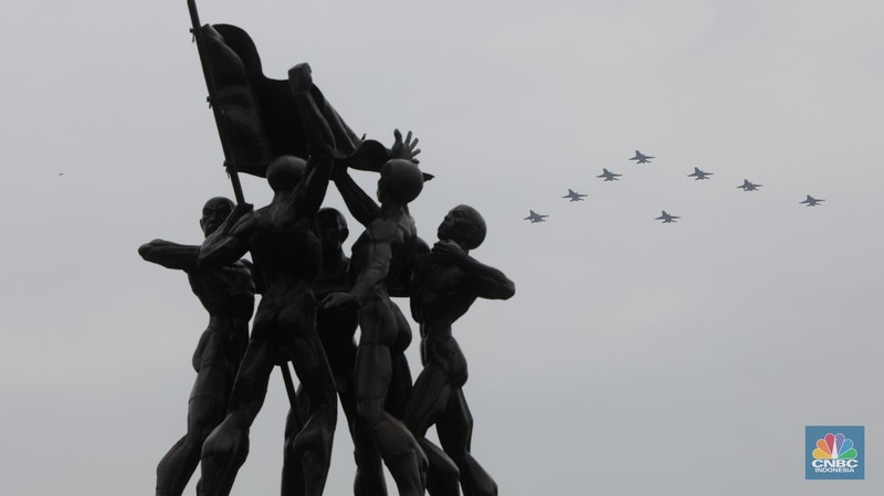 Tim Jupiter Aerobatic melakukan flypast saat perayaan HUT TNI di kawasan Monumen Nasional (Monas), Jakarta, Rabu (5/10/2022). Kegiatan tersebut dalam rangka HUT ke-77 TNI yang menampilkan flypast Tim Jupiter Aerobatic, helikopter Tim Tri Matra Flight dan flypast pesawat Tempur F-16. (CNBC Indonesia/Andrean Kristianto) Tim Jupiter Aerobatic melakukan flypast saat perayaan HUT TNI di kawasan Monumen Nasional (Monas), Jakarta, Rabu (5/10/2022). Kegiatan tersebut dalam rangka HUT ke-77 TNI yang menampilkan flypast Tim Jupiter Aerobatic, helikopter Tim Tri Matra Flight dan flypast pesawat Tempur F-16. (CNBC Indonesia/Andrean Kristianto)