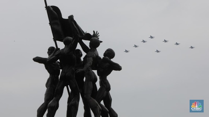 Tim Jupiter Aerobatic melakukan flypast saat perayaan HUT TNI di kawasan Monumen Nasional (Monas), Jakarta, Rabu (5/10/2022). Kegiatan tersebut dalam rangka HUT ke-77 TNI yang menampilkan flypast Tim Jupiter Aerobatic, helikopter Tim Tri Matra Flight dan flypast pesawat Tempur F-16. (CNBC Indonesia/Andrean Kristianto)