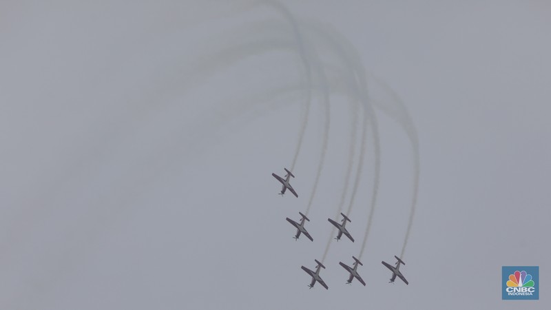 Tim Jupiter Aerobatic melakukan flypast saat perayaan HUT TNI di kawasan Monumen Nasional (Monas), Jakarta, Rabu (5/10/2022). Kegiatan tersebut dalam rangka HUT ke-77 TNI yang menampilkan flypast Tim Jupiter Aerobatic, helikopter Tim Tri Matra Flight dan flypast pesawat Tempur F-16. (CNBC Indonesia/Andrean Kristianto) Tim Jupiter Aerobatic melakukan flypast saat perayaan HUT TNI di kawasan Monumen Nasional (Monas), Jakarta, Rabu (5/10/2022). Kegiatan tersebut dalam rangka HUT ke-77 TNI yang menampilkan flypast Tim Jupiter Aerobatic, helikopter Tim Tri Matra Flight dan flypast pesawat Tempur F-16. (CNBC Indonesia/Andrean Kristianto)